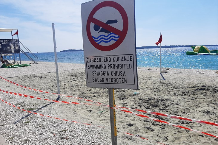 Na plaži su istaknute crvene zastave i znak zabrane kupanja (Snimila Sandra Zrinić Terlević)